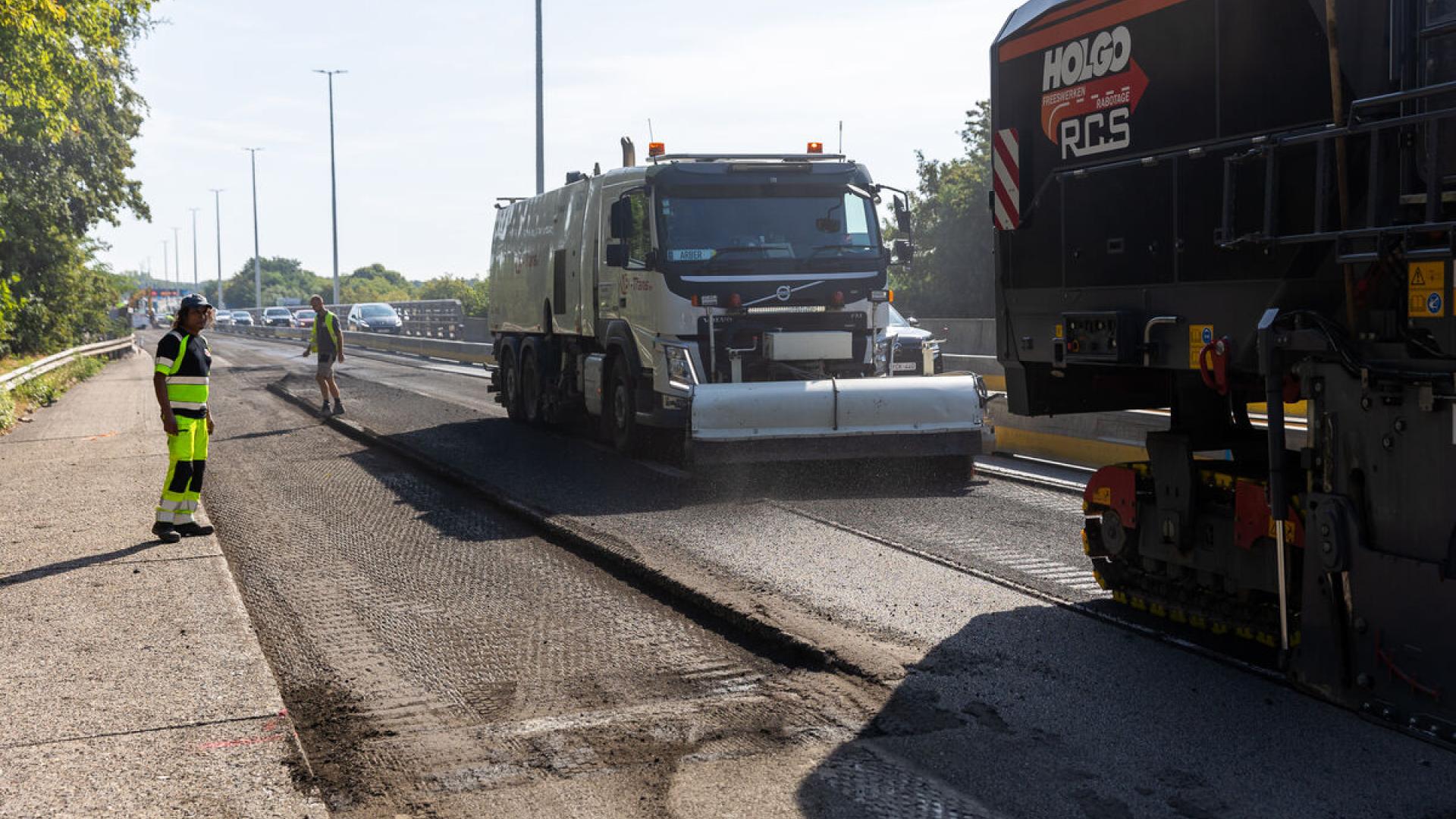 Grote en kleine machines en veel manueel werk bij het vervangen van de brugvoegen op het viaduct in Kraainem