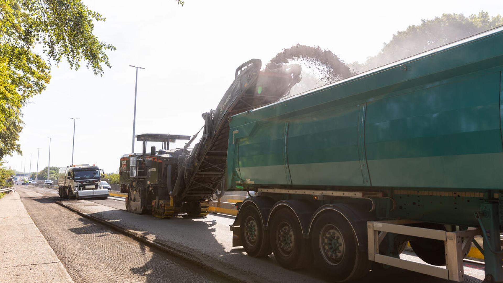Grote en kleine machines en veel manueel werk bij het vervangen van de brugvoegen op het viaduct in Kraainem