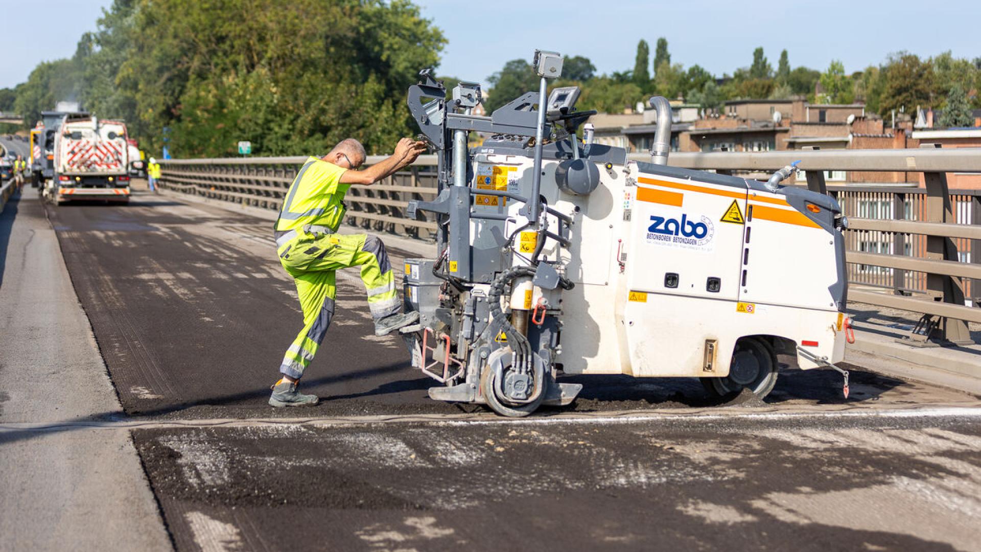 Grote en kleine machines en veel manueel werk bij het vervangen van de brugvoegen op het viaduct in Kraainem