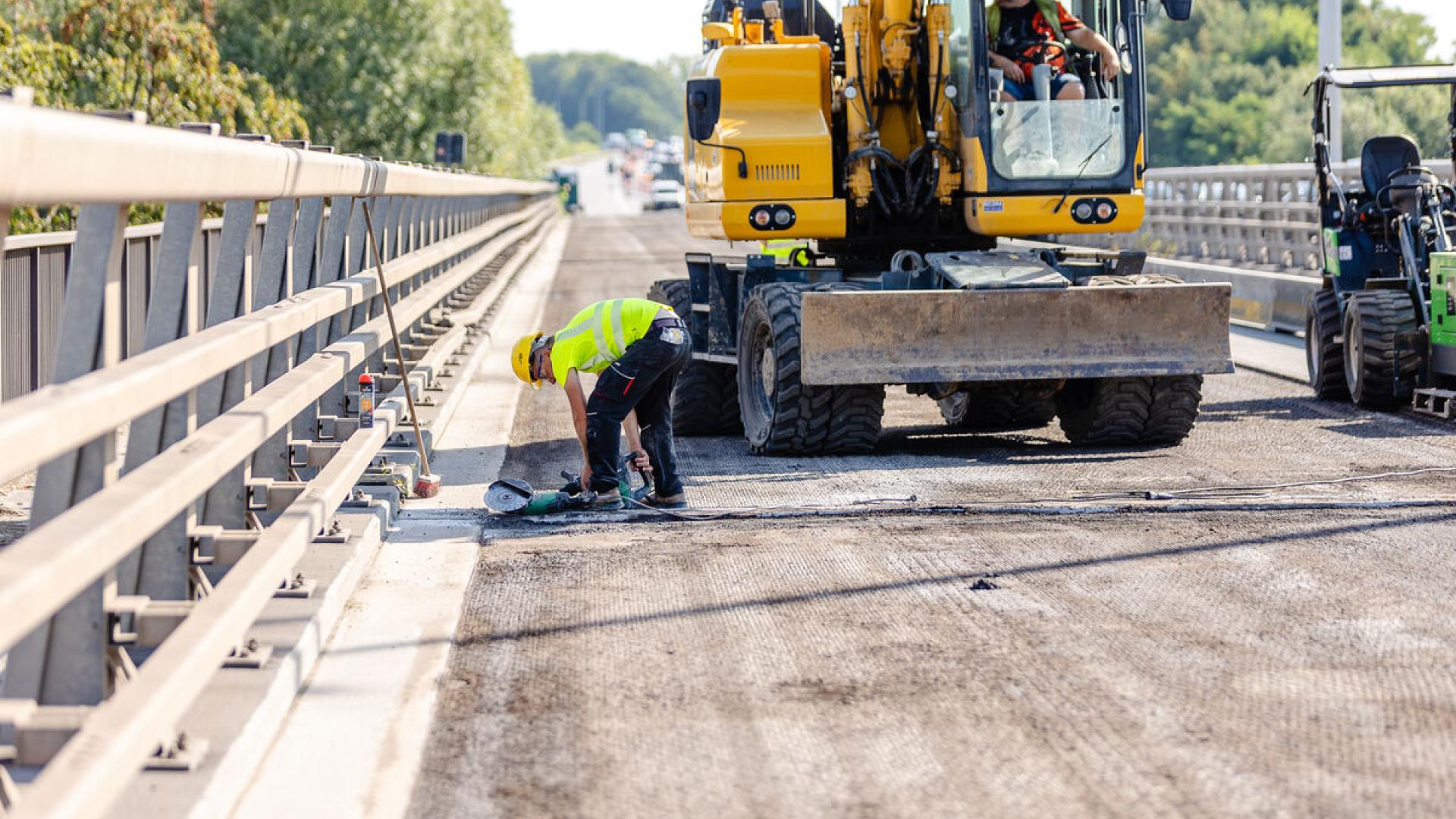 Grote en kleine machines en veel manueel werk bij het vervangen van de brugvoegen op het viaduct in Kraainem