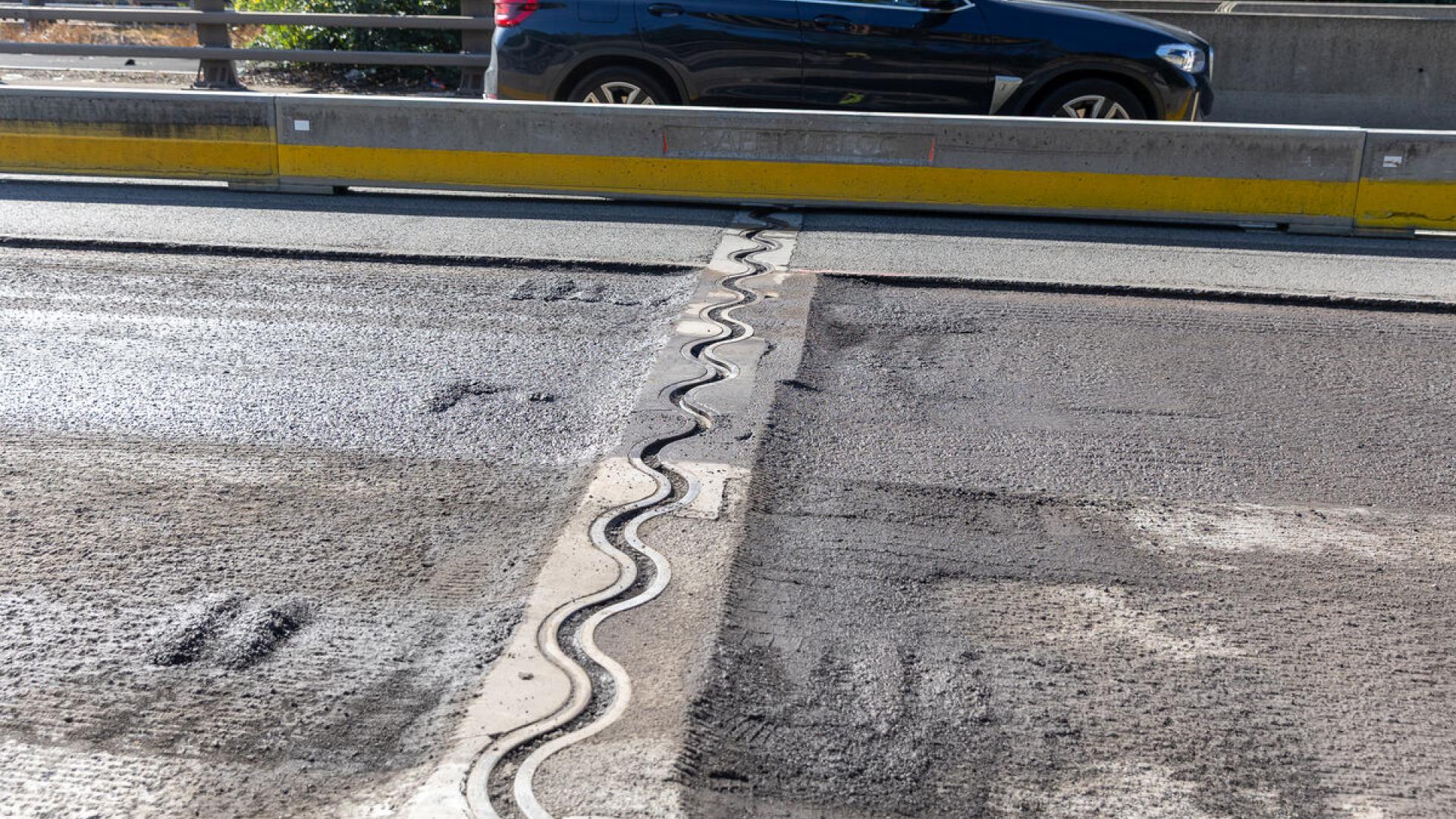 Grote en kleine machines en veel manueel werk bij het vervangen van de brugvoegen op het viaduct in Kraainem