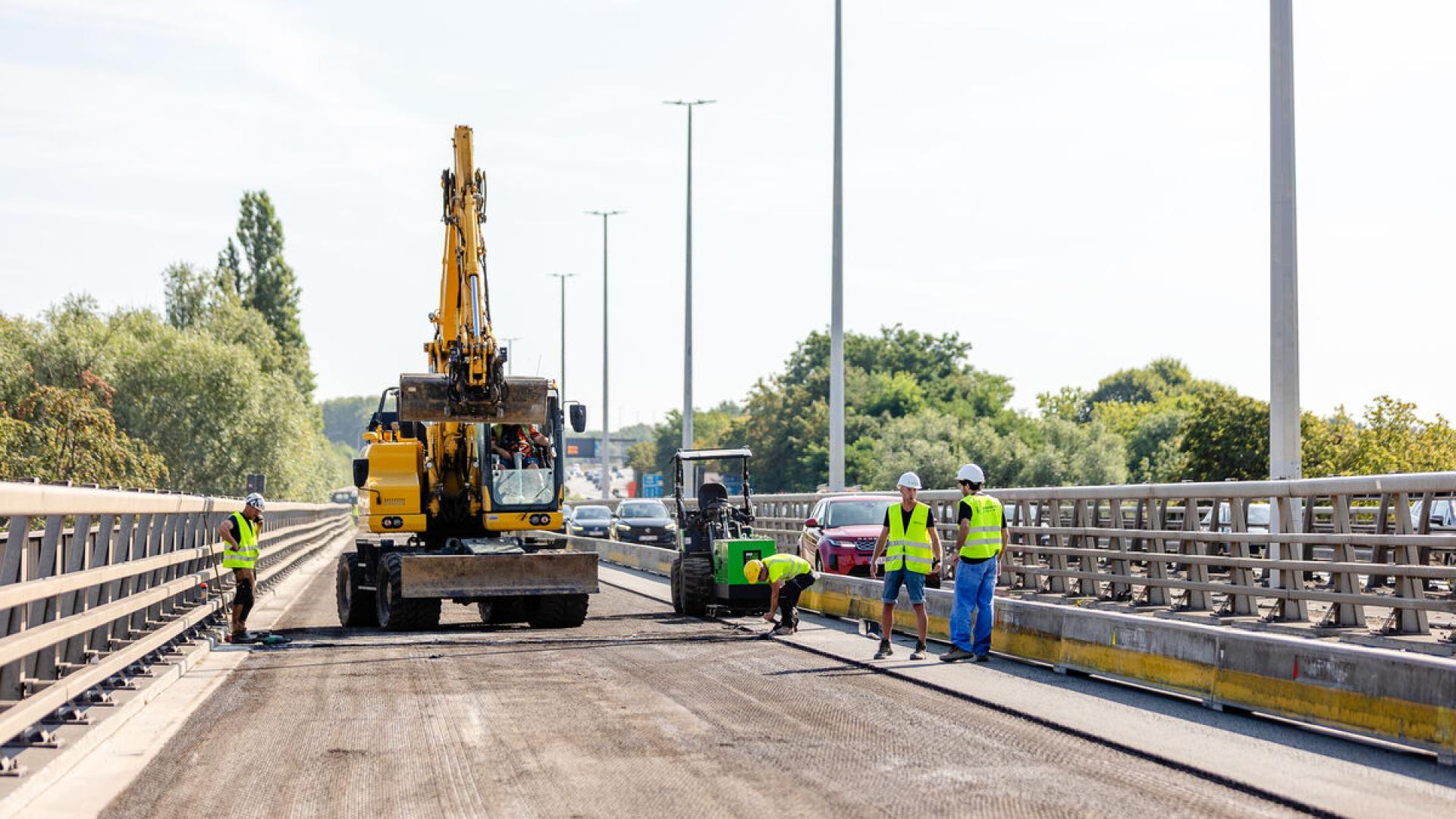 Grote en kleine machines en veel manueel werk bij het vervangen van de brugvoegen op het viaduct in Kraainem