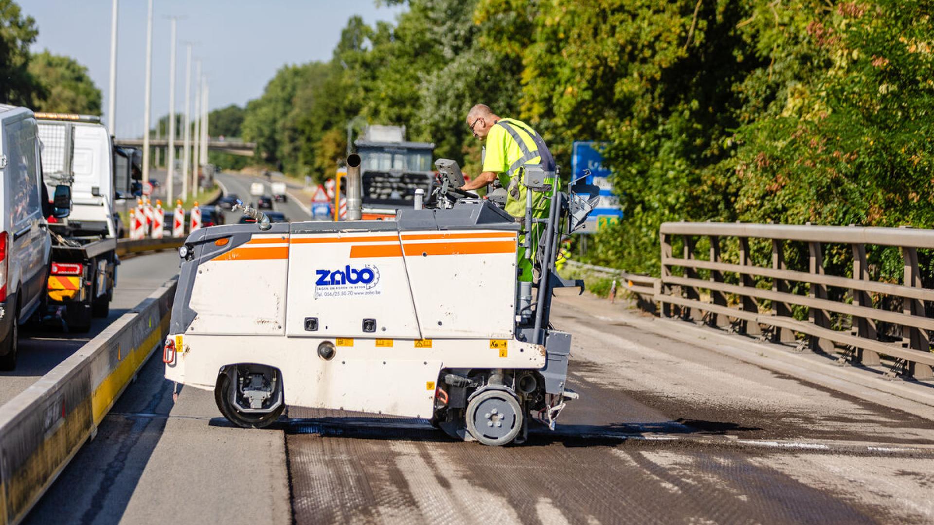 Grote en kleine machines en veel manueel werk bij het vervangen van de brugvoegen op het viaduct in Kraainem