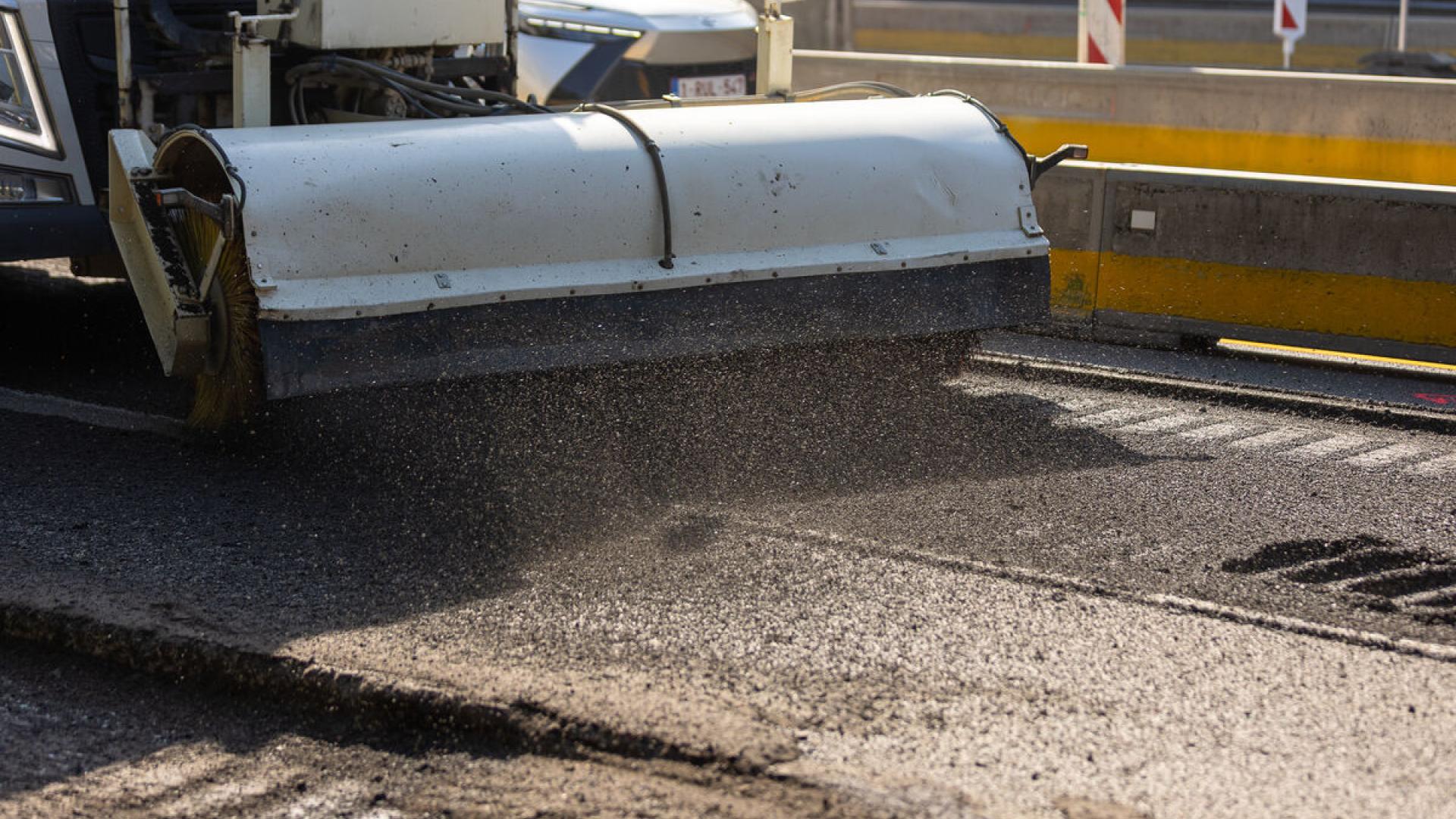 Grote en kleine machines en veel manueel werk bij het vervangen van de brugvoegen op het viaduct in Kraainem