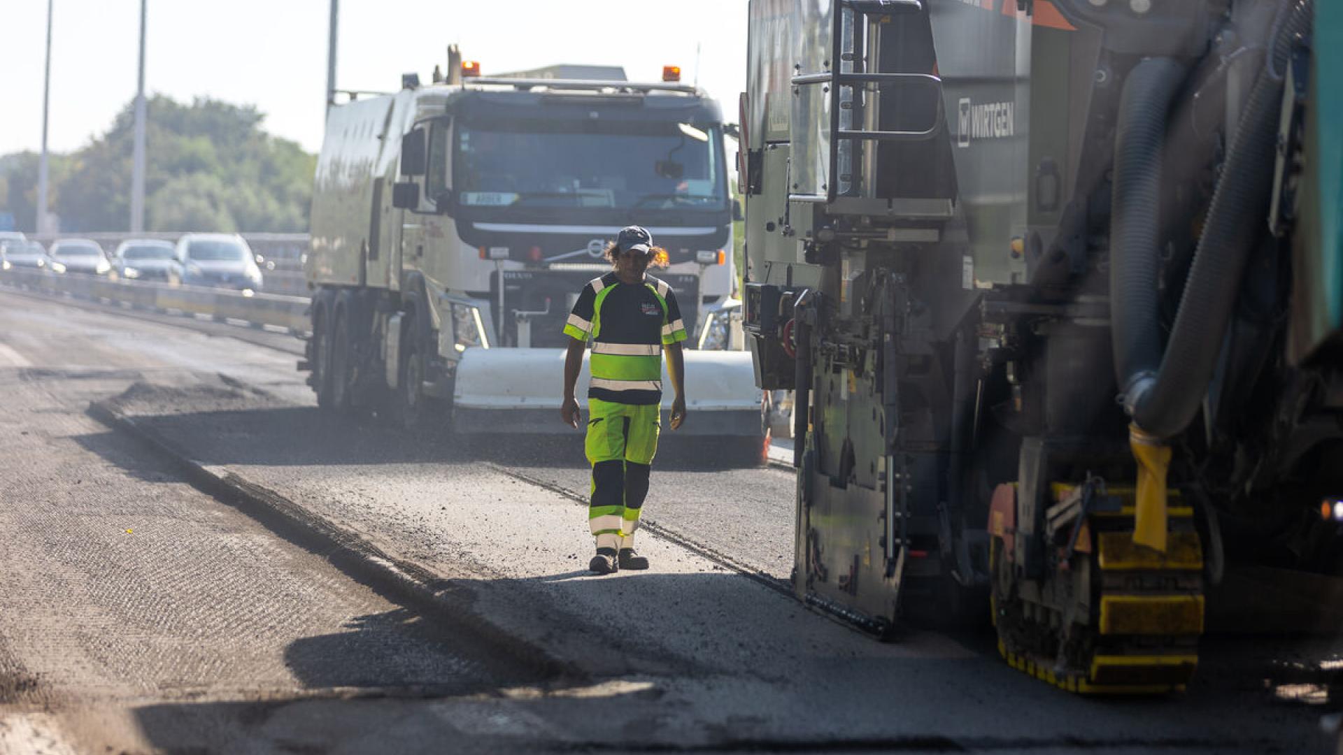 Grote en kleine machines en veel manueel werk bij het vervangen van de brugvoegen op het viaduct in Kraainem