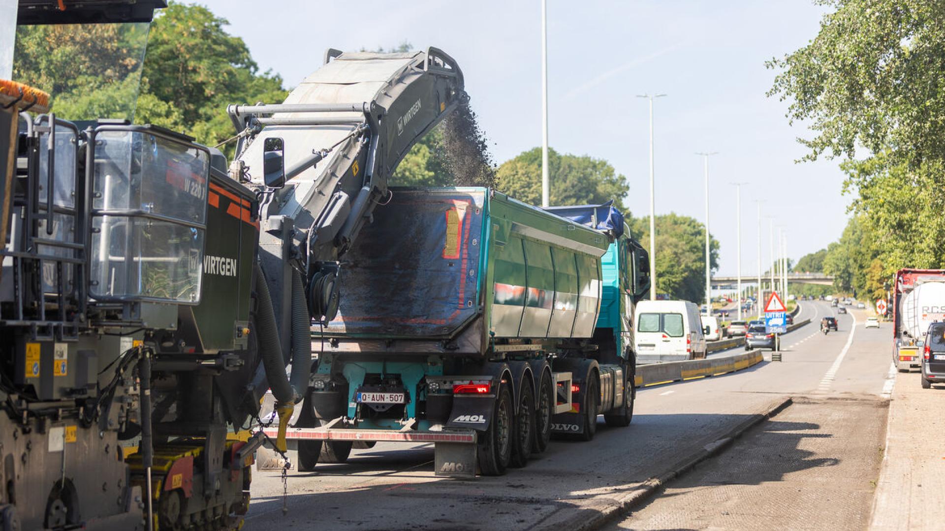 Grote en kleine machines en veel manueel werk bij het vervangen van de brugvoegen op het viaduct in Kraainem