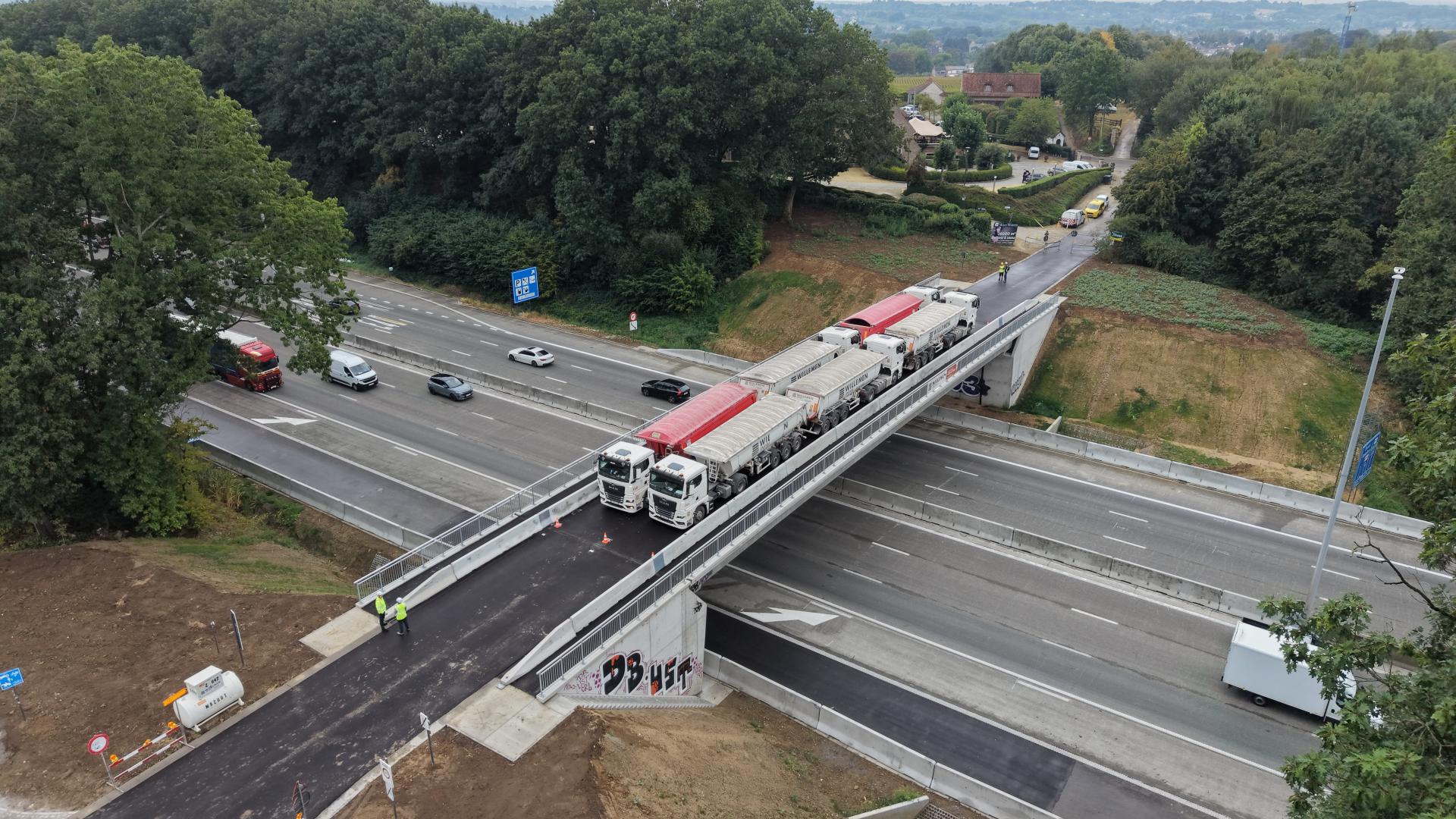Beeld genomen tijdens de belastingsproef op de nieuwe brug in Dilbeek