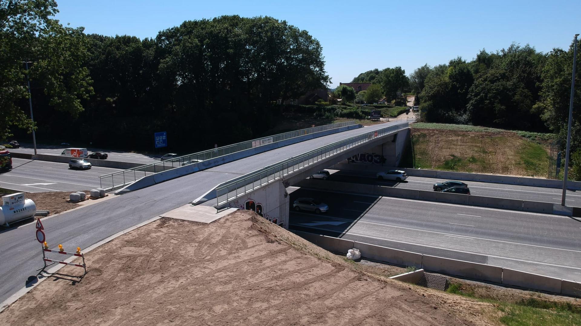 Vernieuwde brug aan Jozef Mertensstraat over E40 in Dilbeek_5
