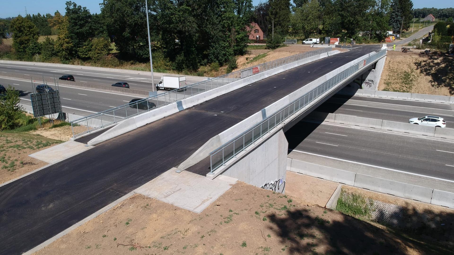Vernieuwde brug aan Jozef Mertensstraat over E40 in Dilbeek_3