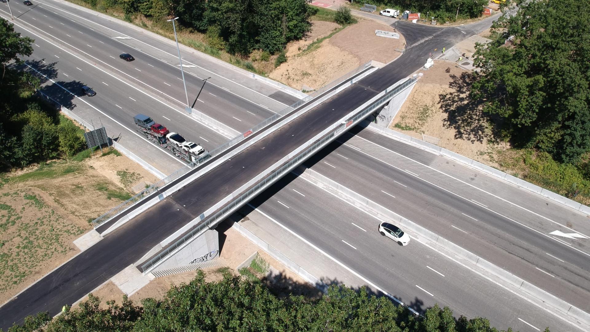 Vernieuwde brug aan Jozef Mertensstraat over E40 in Dilbeek_2