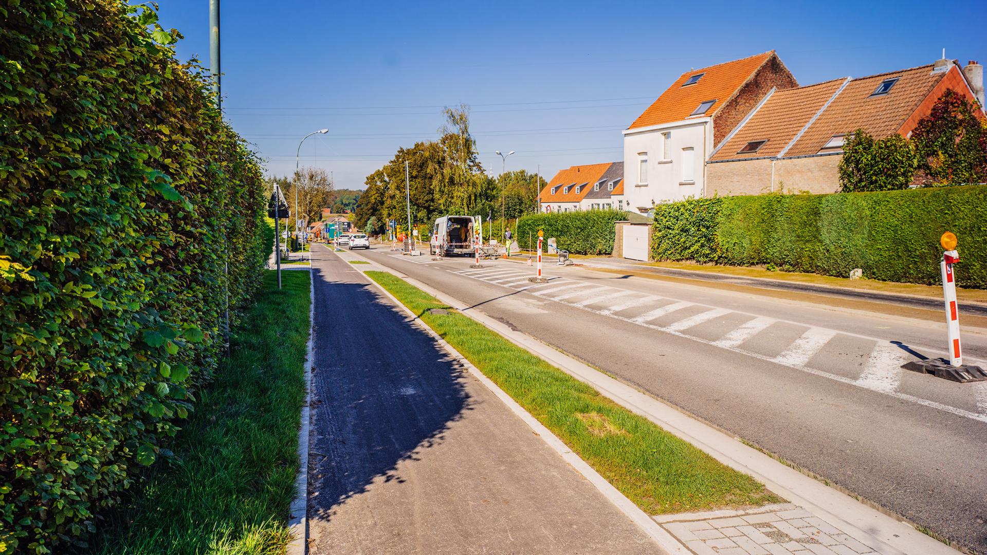 Werfbeeld van de nieuwe gescheiden fietspaden op de Windberg in Wemmel vlak voor de asfalteringswerken