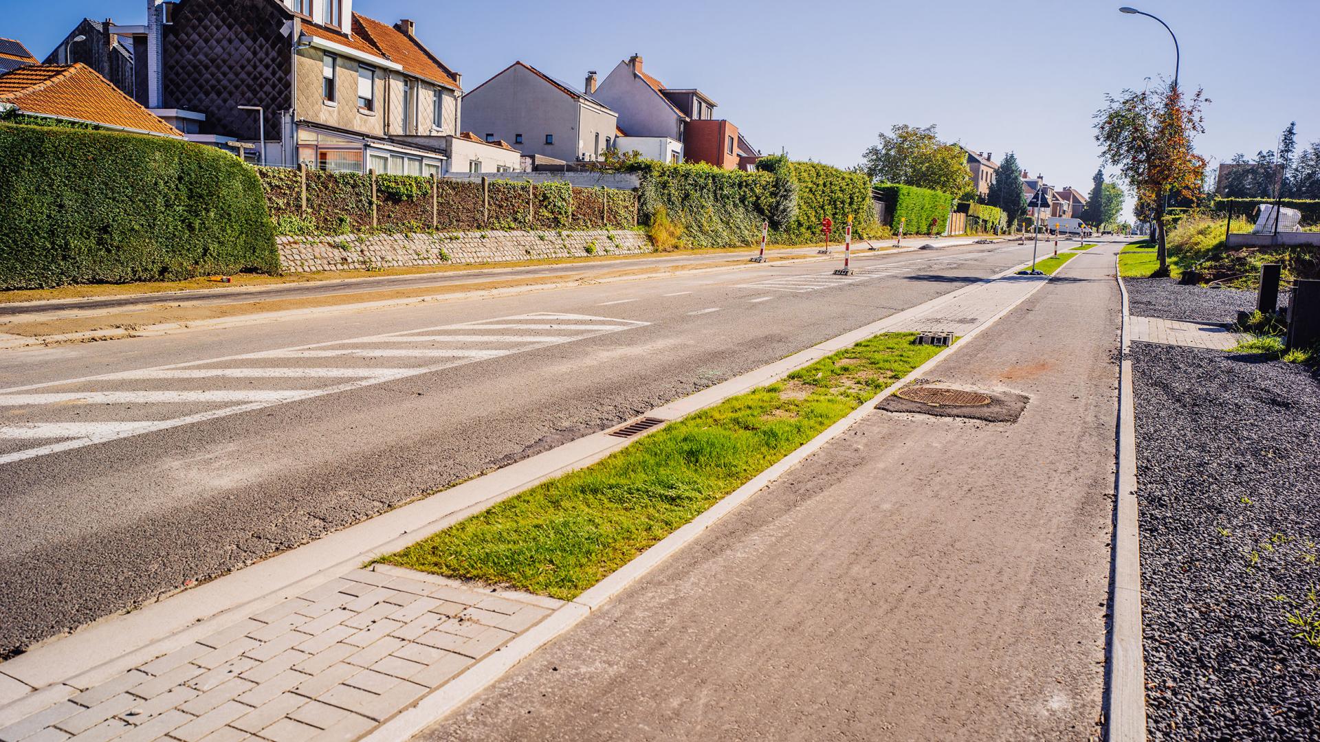 Werfbeeld van de nieuwe gescheiden fietspaden op de Windberg in Wemmel vlak voor de asfalteringswerken