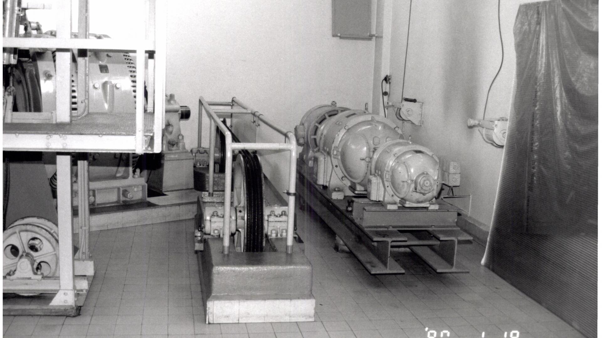 Sint-Annatunnel: machinekamer van de lift op linkeroever. Foto genomen in 1990.