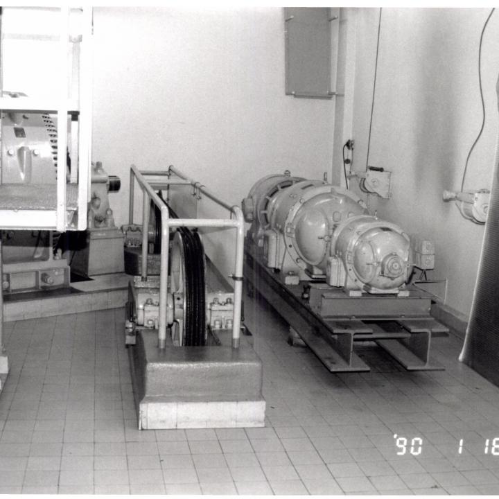 Sint-Annatunnel: machinekamer van de lift op linkeroever. Foto genomen in 1990.