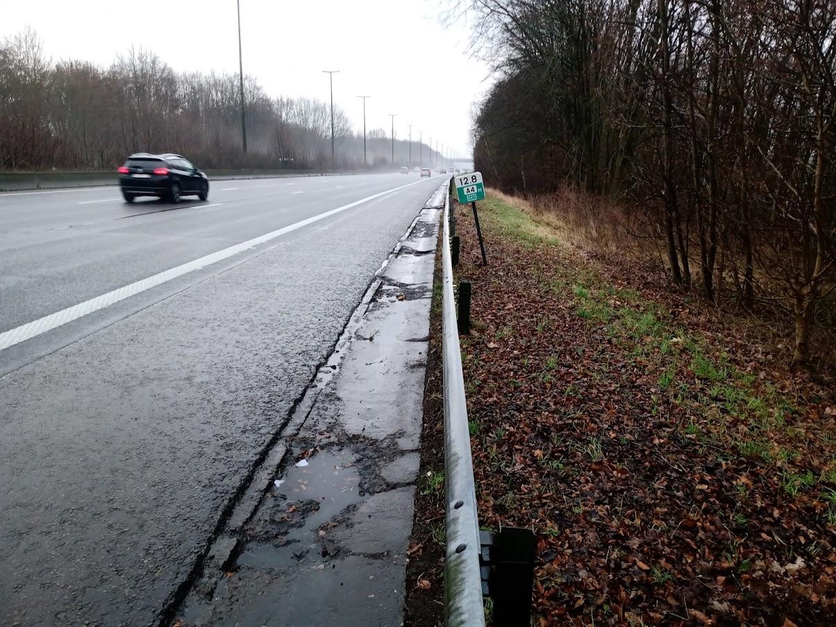 Foto 3: greppel met daarin straatkolken langsheen E411 die hersteld wordt