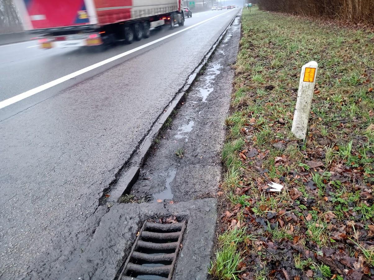 Foto 4: greppel en straatkolk langsheen E411 die hersteld worden