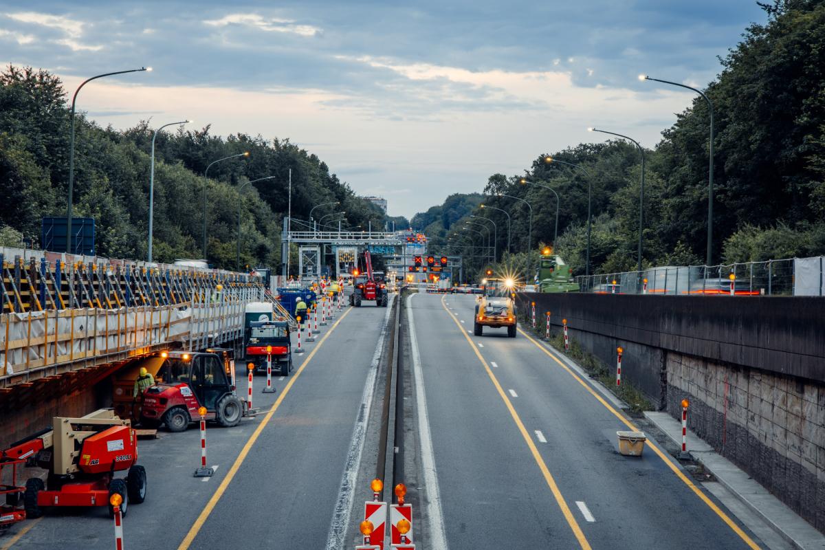 De werken aan de zijwand van de tunnelingang van de binnenring - ook daar moest een rijstrook ingenomen worden om de werken veilig te kunnen uitvoeren