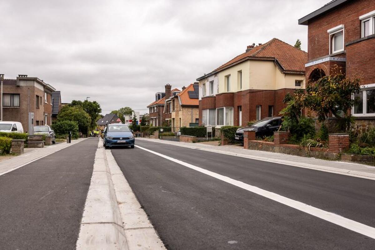 De Steenweg op Brussel (N290) werd grondig heringericht over een afstand van 600 meter.jpg