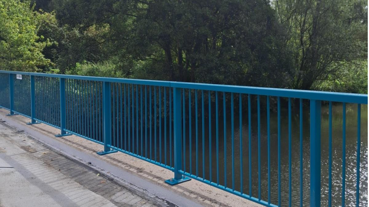 Zowel de basis als de leuningen zelf zijn vernieuwd.