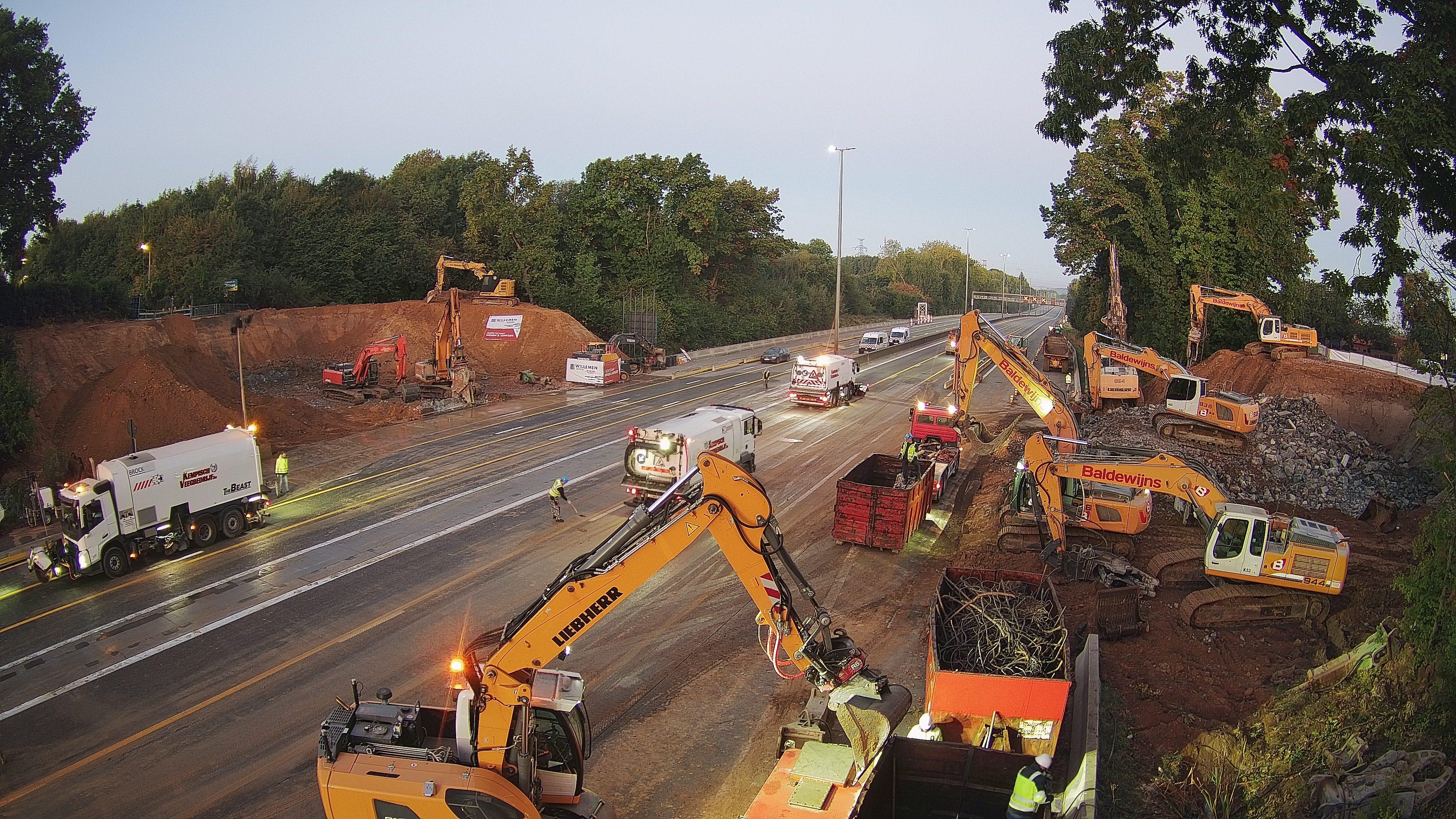 2025-09-28_05-21-05_Ochtend na afbraak brug Dilbeek_E40 nog afgesloten_laatste opkuis.jpeg