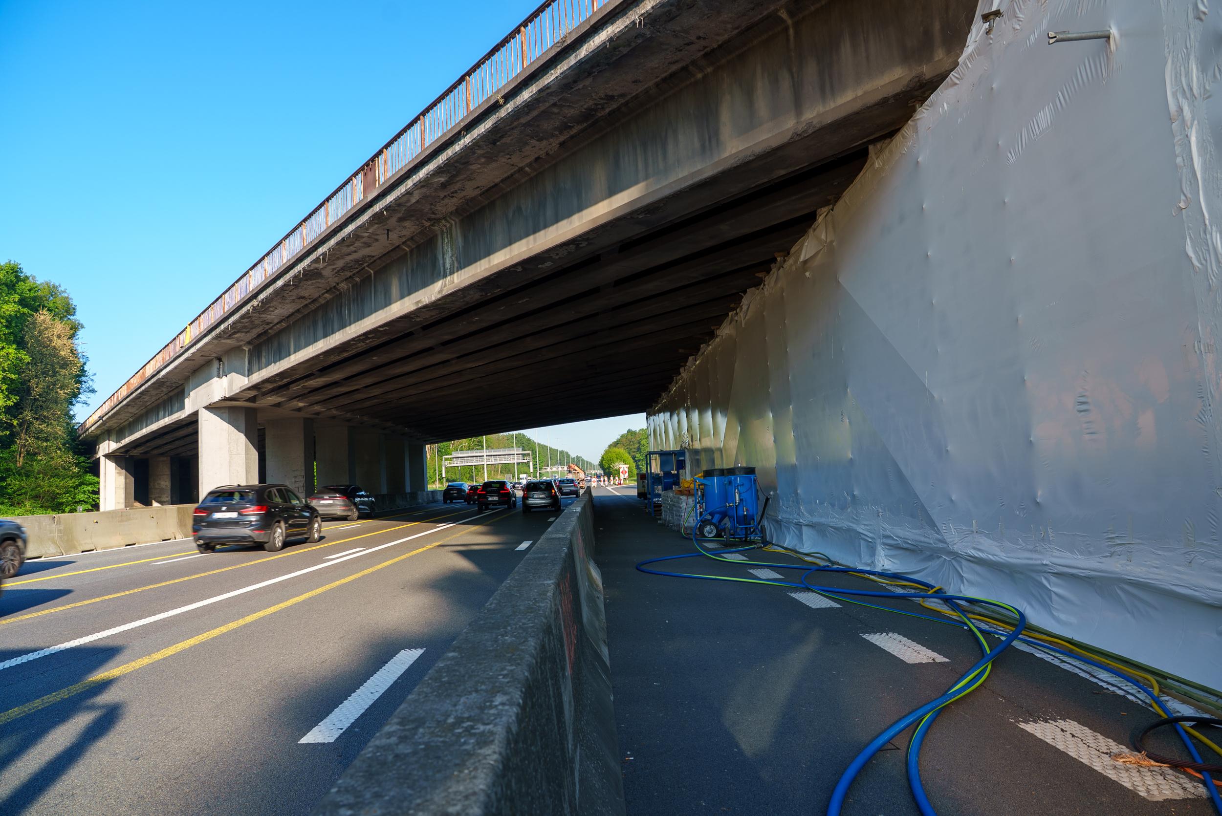De brug in Bertem werd stap voor stap hermetisch ingepakt om de asbesthoudende verflaag te verwijderen