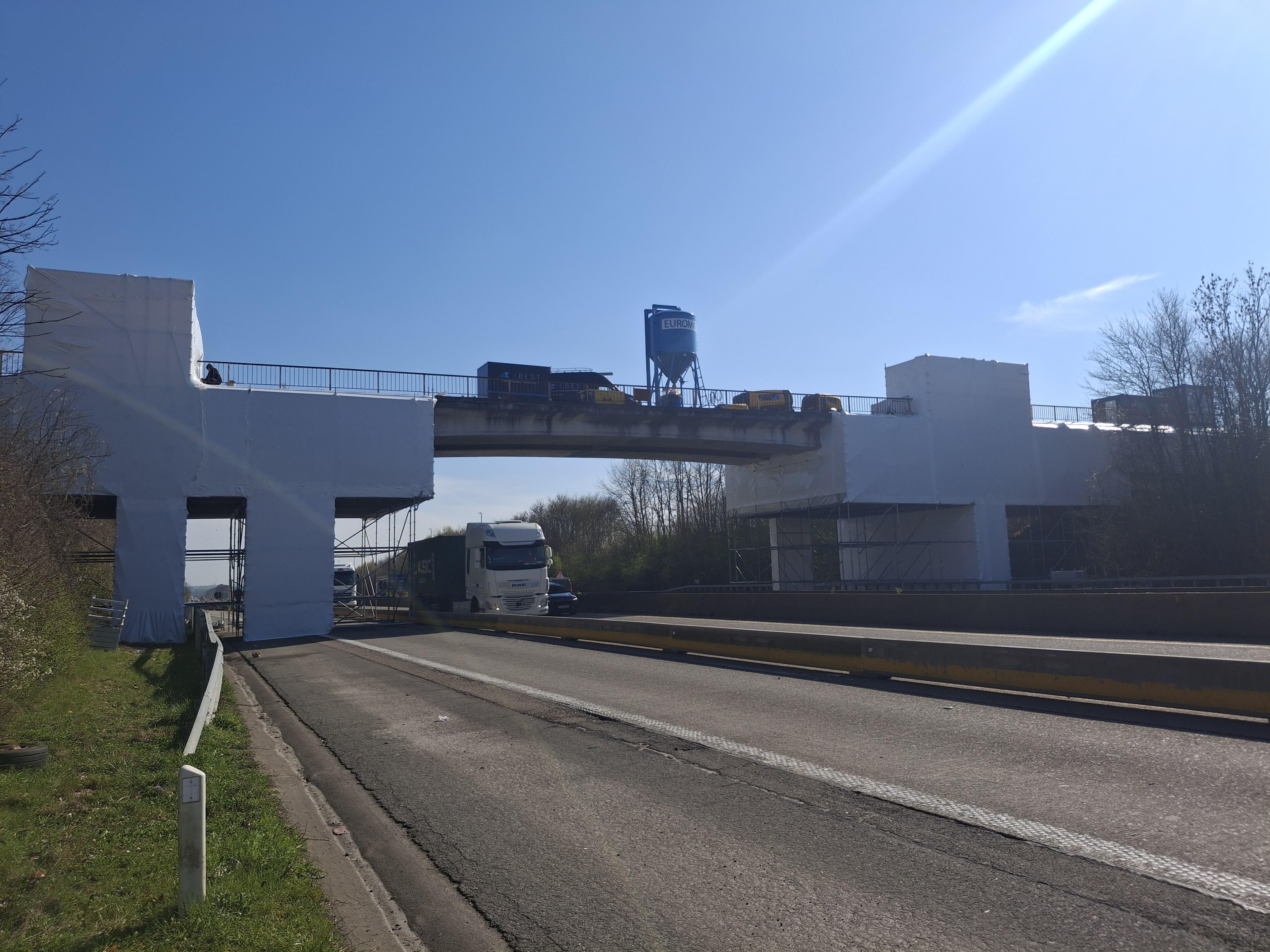 Asbestsanering van brug over E40 aan Huzaarweg