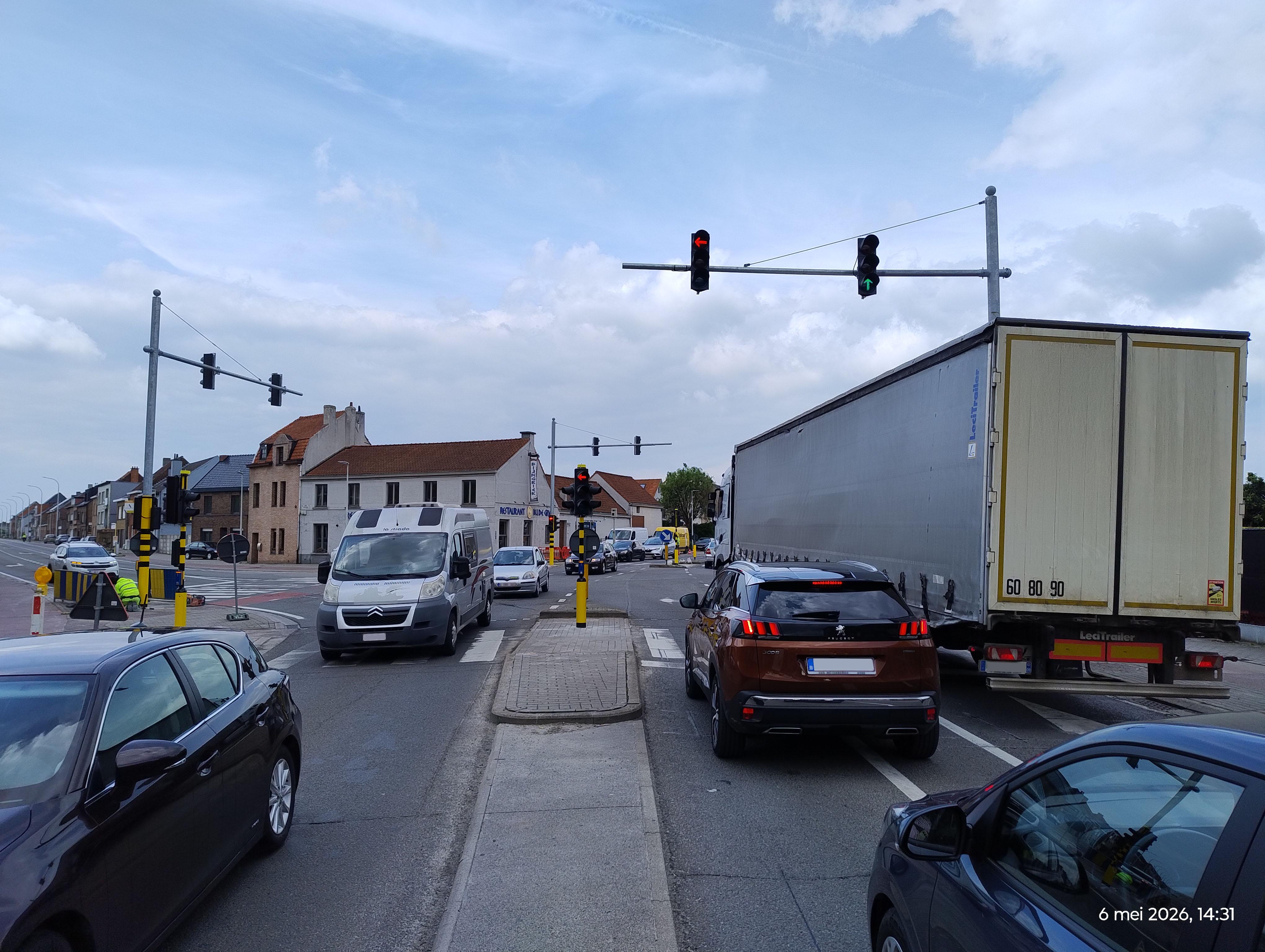 Beeld van de nieuwe verkeerslichten aan kruispunt Wijndruif NA de werken