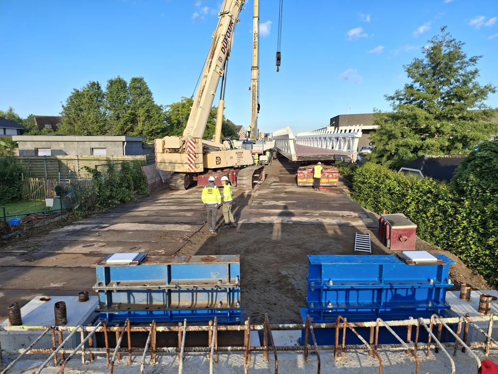 Plaatsing eerste brugdeel fietsbrug N60.