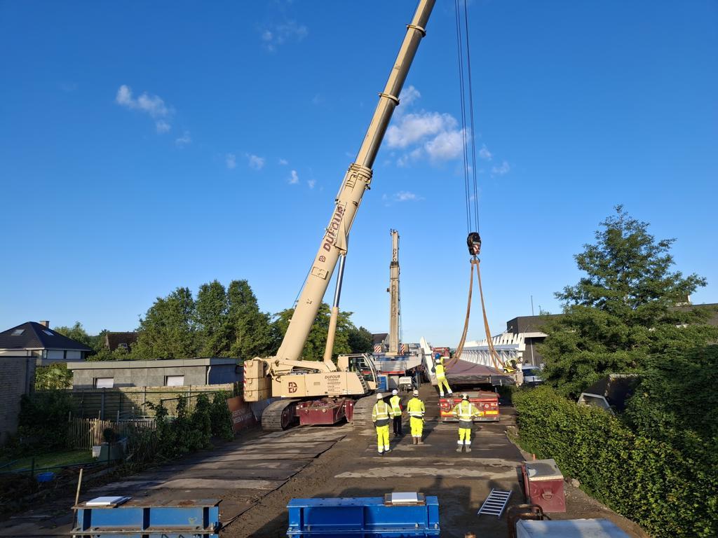 Plaatsing eerste brugdeel fietsbrug N60.