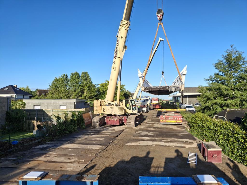 Plaatsing eerste brugdeel fietsbrug N60.