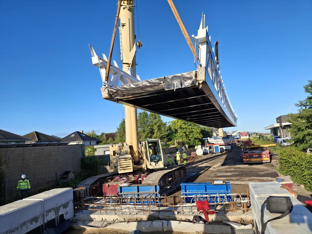 Plaatsing eerste brugdeel fietsbrug N60.