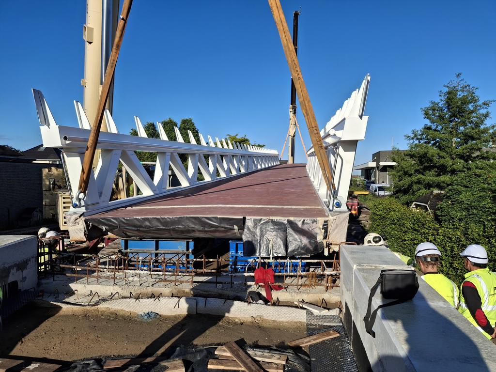 Plaatsing eerste brugdeel fietsbrug N60.