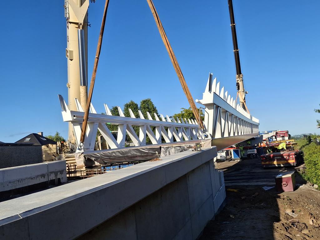Plaatsing eerste brugdeel fietsbrug N60.