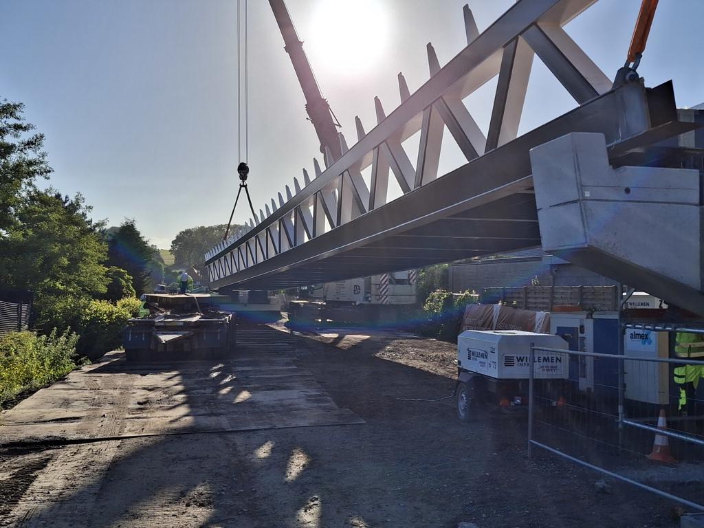 Plaatsing eerste brugdeel fietsbrug N60.