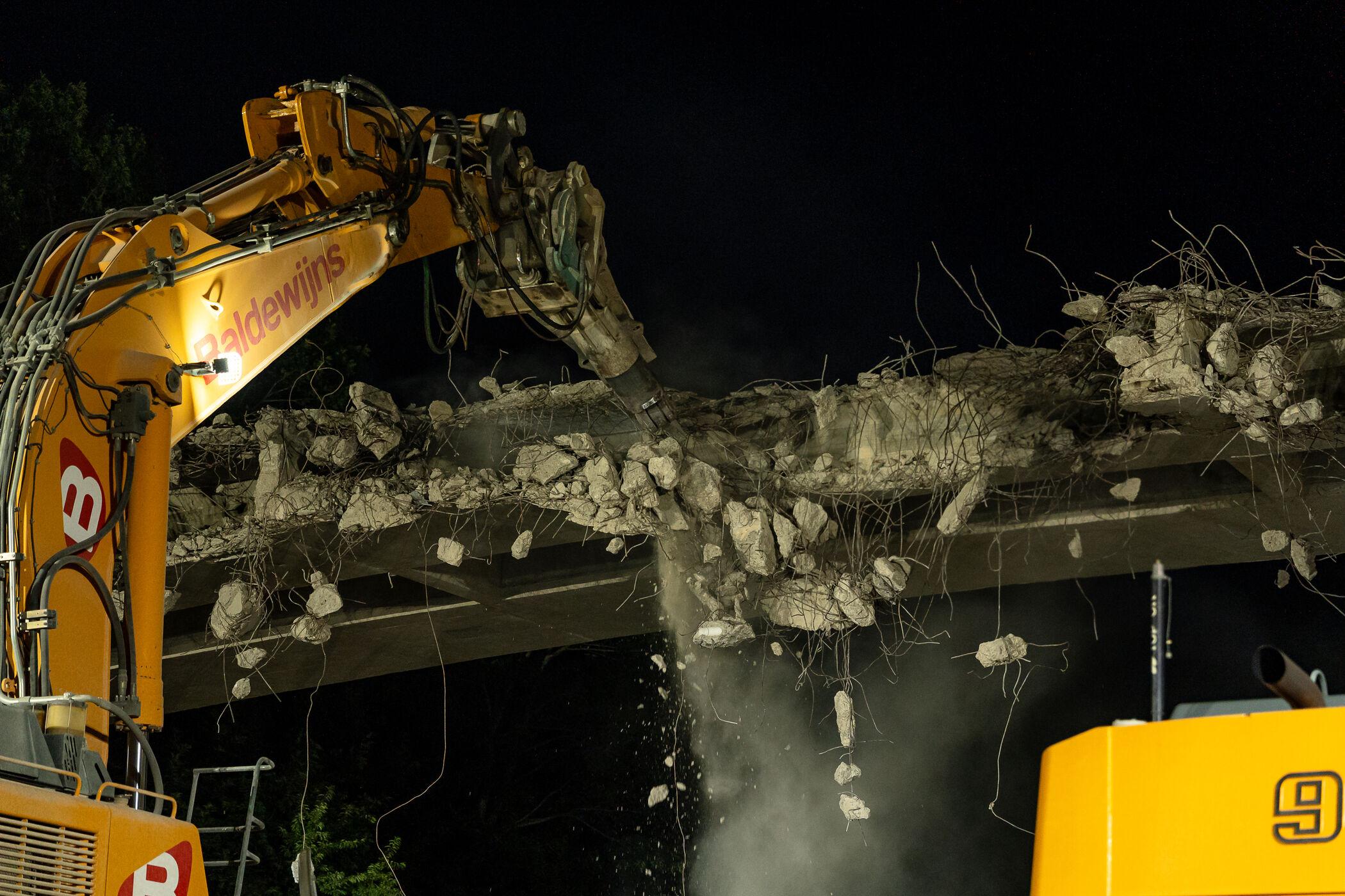 Met zes kranen wordt aan de afbraak van de brug gewerkt 