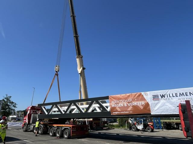 Plaatsing brugdelen van de nieuwe fietsbrug over de N60.