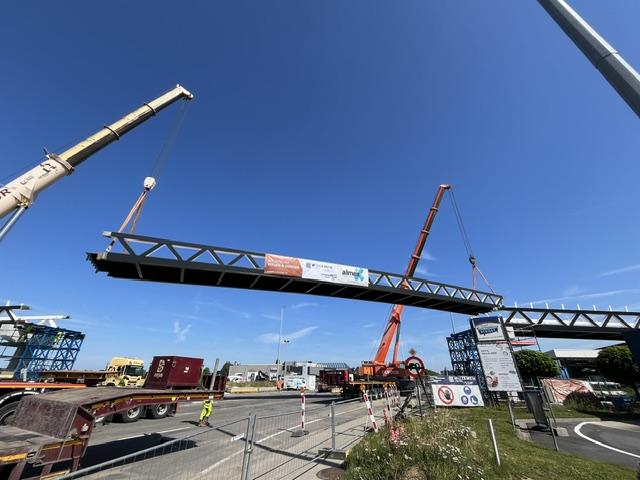 Plaatsing brugdelen van de nieuwe fietsbrug over de N60.