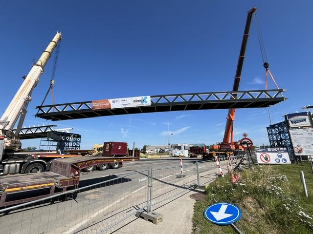 Plaatsing brugdelen van de nieuwe fietsbrug over de N60.