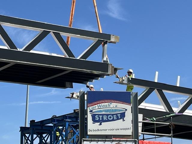 Plaatsing brugdelen van de nieuwe fietsbrug over de N60.