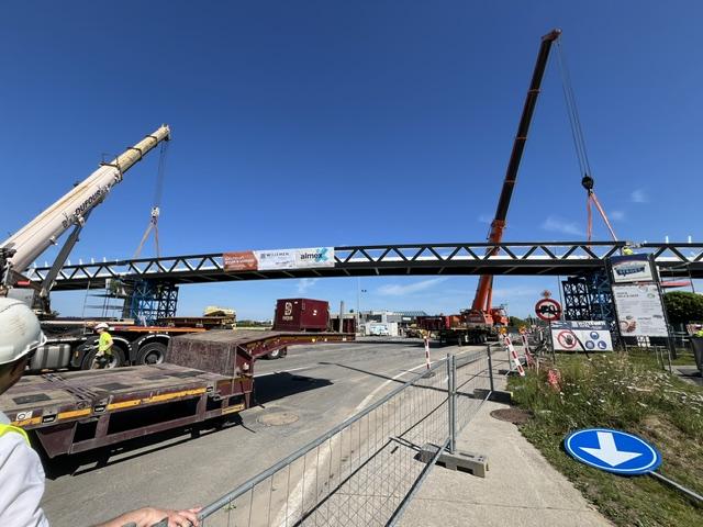 Plaatsing brugdelen van de nieuwe fietsbrug over de N60.