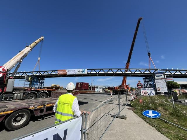 Plaatsing brugdelen van de nieuwe fietsbrug over de N60.