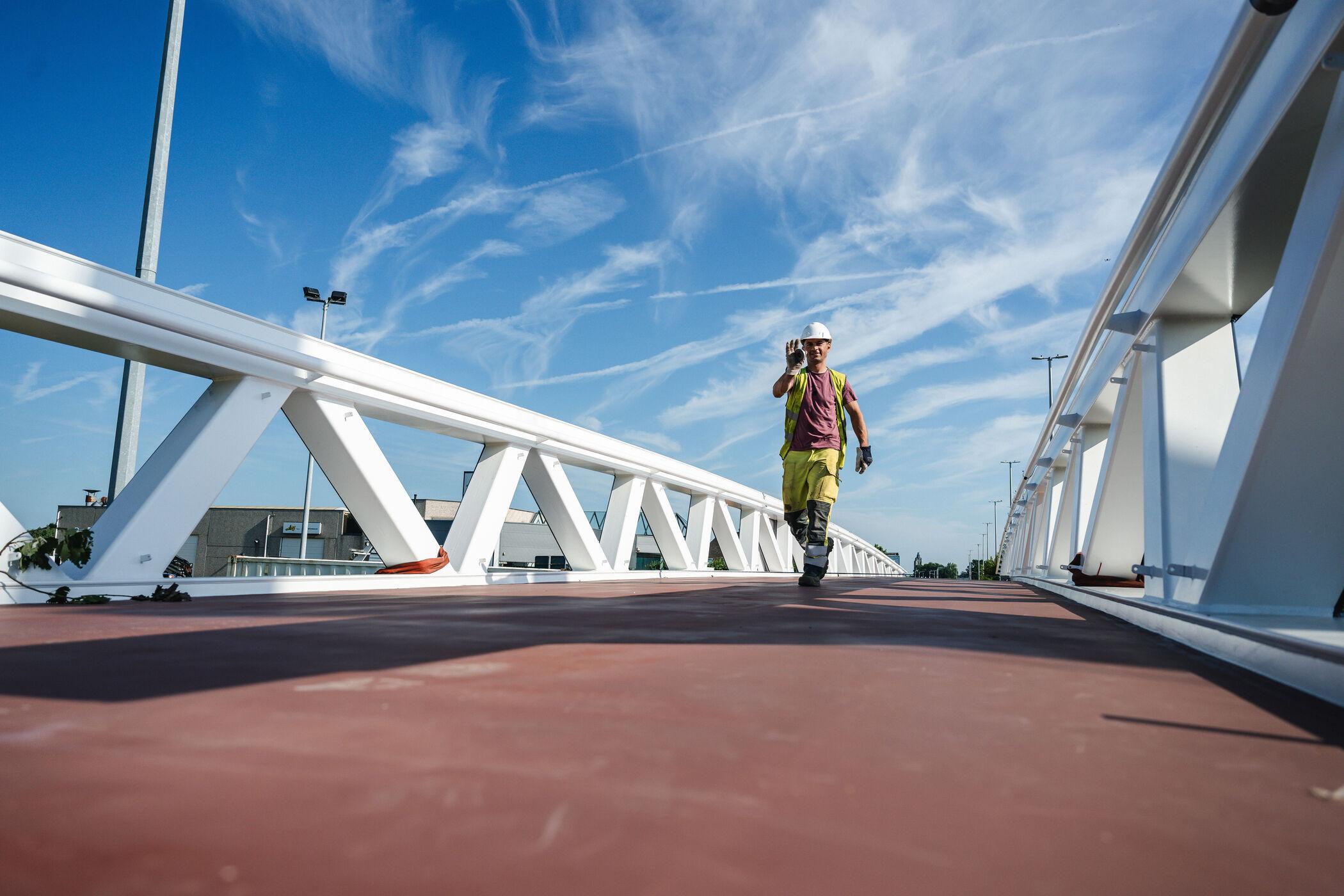 Plaatsing brugdelen van de nieuwe fietsbrug over de N60.