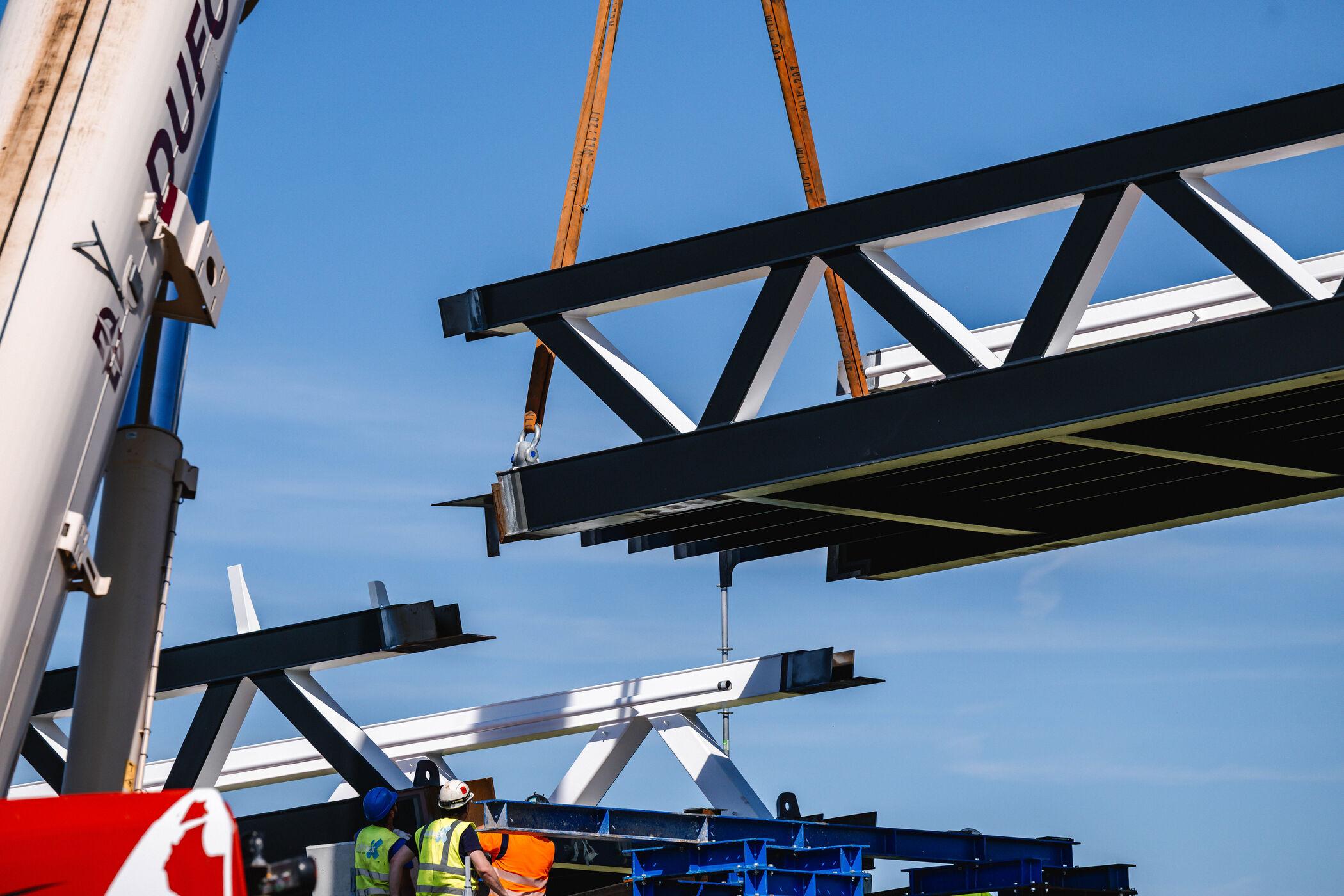 Plaatsing brugdelen van de nieuwe fietsbrug over de N60.