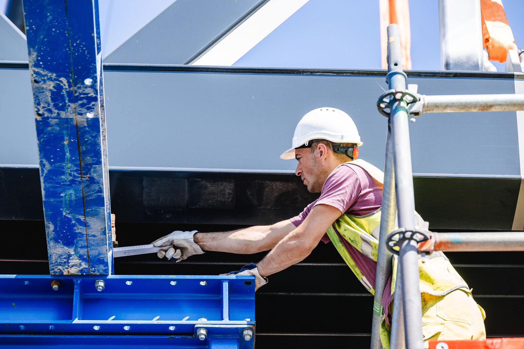 Plaatsing brugdelen van de nieuwe fietsbrug over de N60.