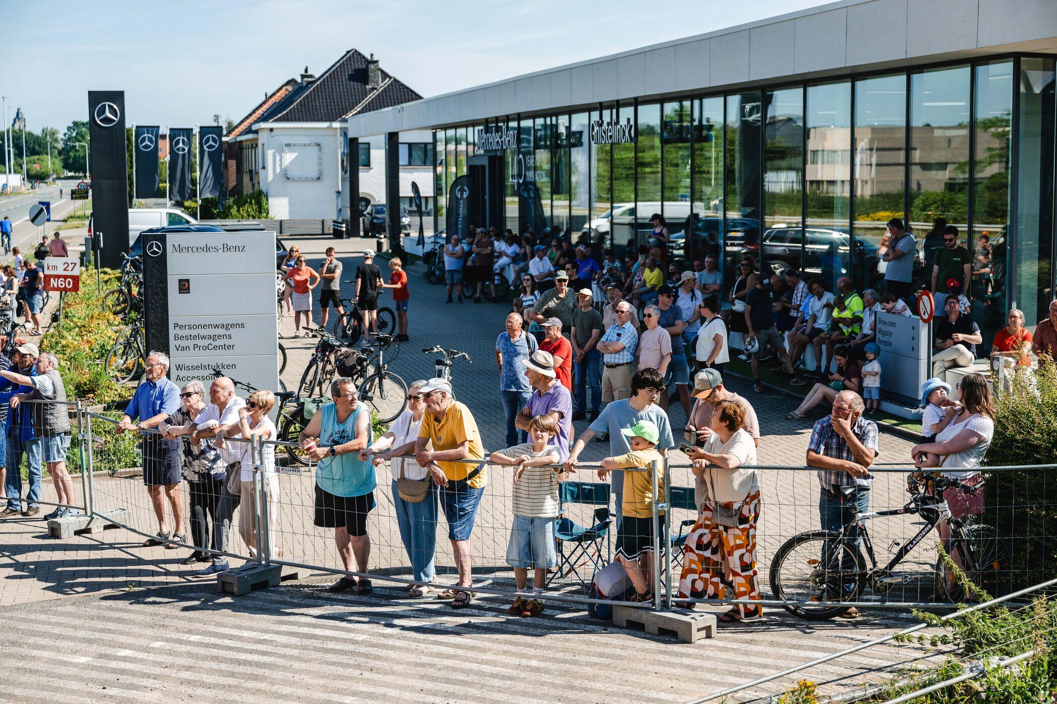 Plaatsing brugdelen van de nieuwe fietsbrug over de N60.