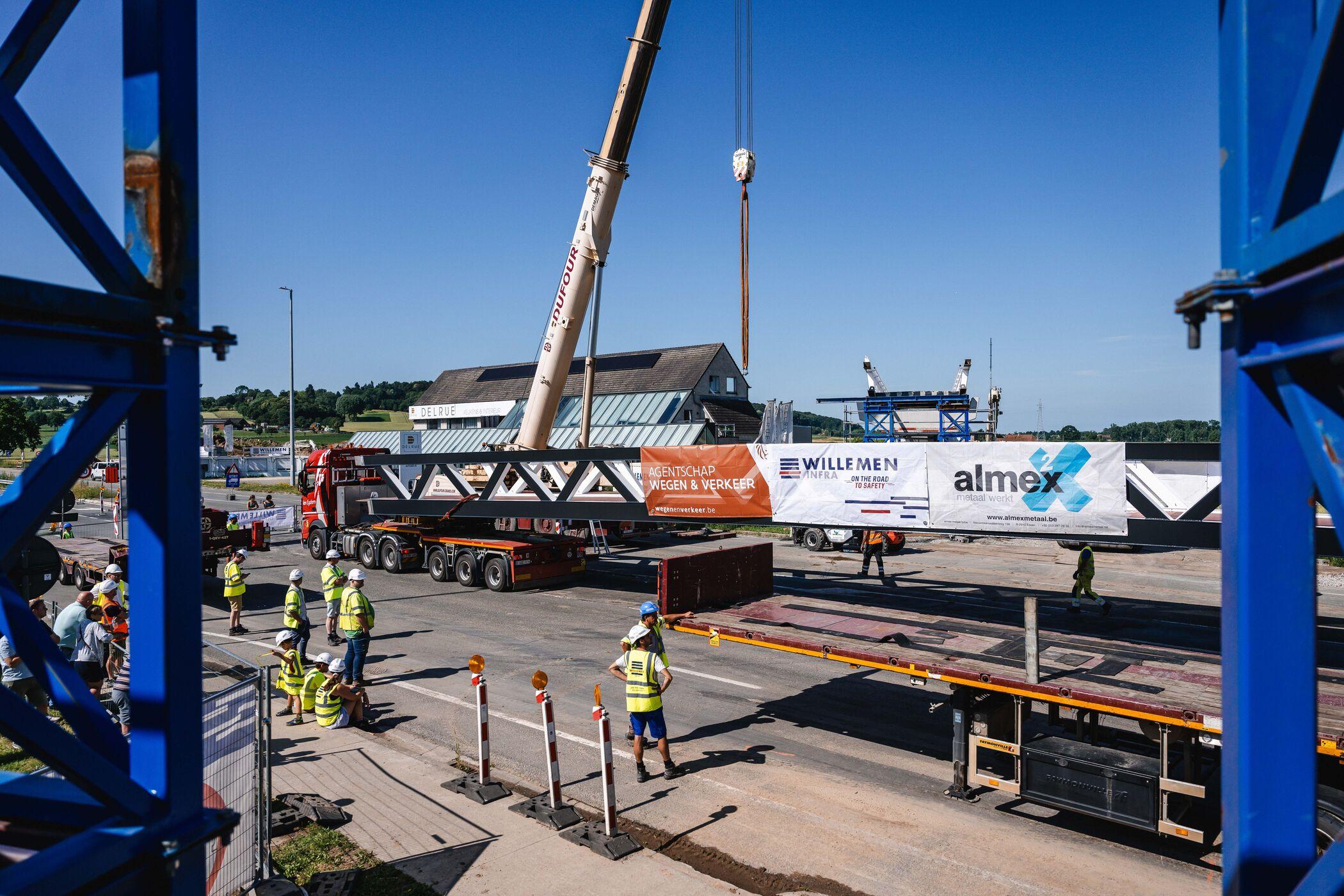 Plaatsing brugdelen van de nieuwe fietsbrug over de N60.