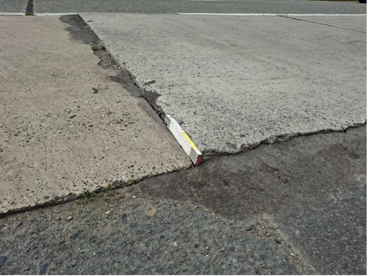 Foto van het beschadigde wegdek