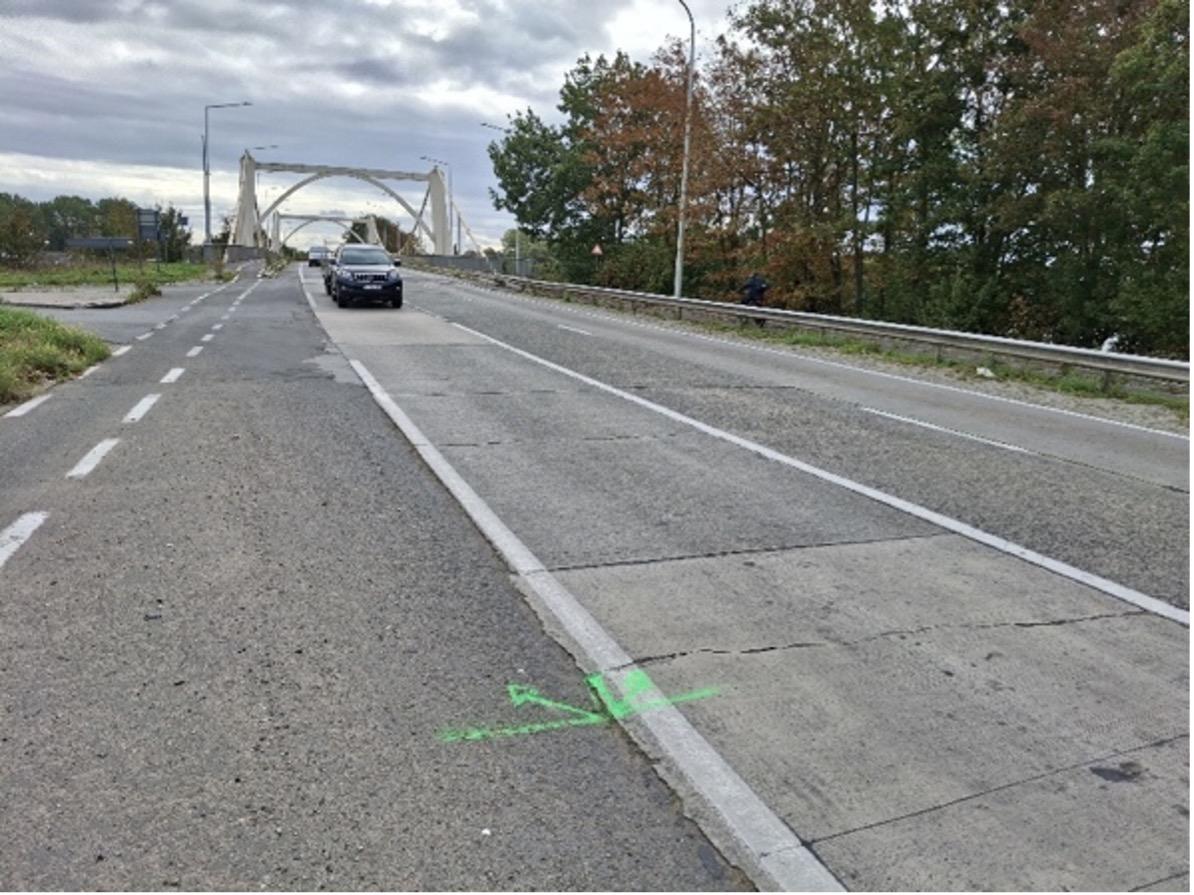 Foto van het beschadigde wegdek