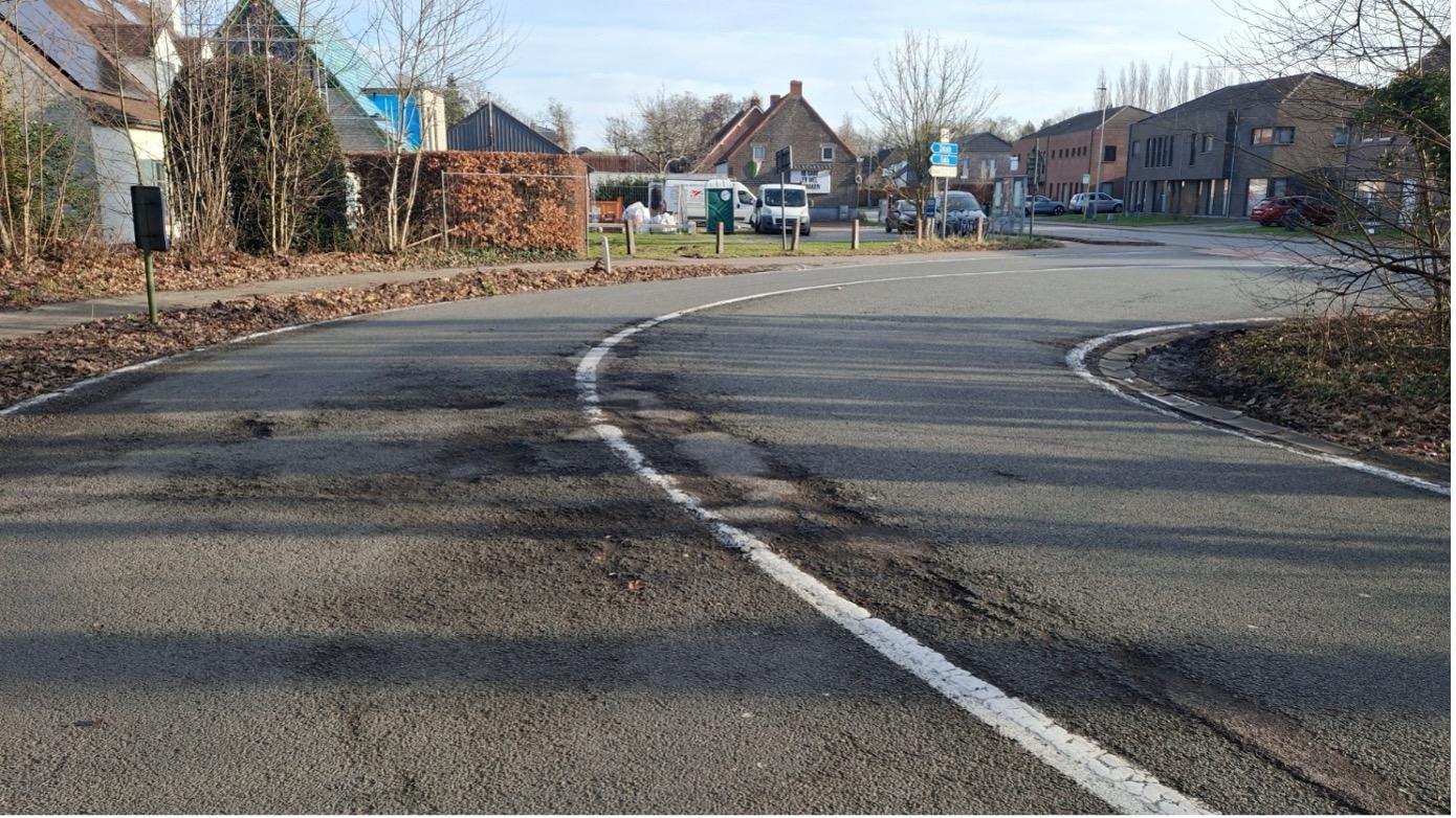 Beschadigingen op aansluiting R4 met Beekstraat in Drongen
